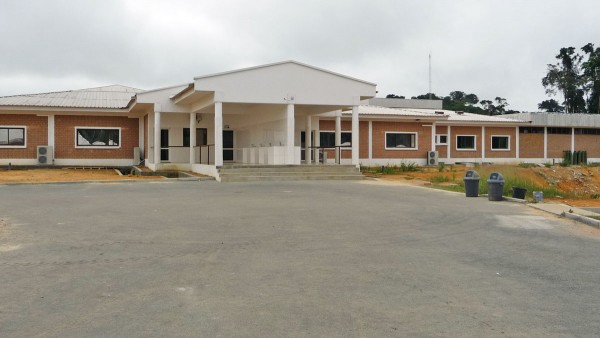Vue extérieur de la cuisine depuis l'entrée des élèves