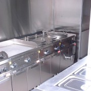 Cuisine dans un véhicule de pompier : Vue de la partie cuisson