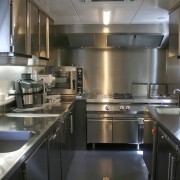 Vue générale de la cuisine : zone laverie à gauche, cuisson au fond et préparation à droite